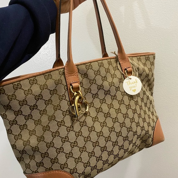 Gucci tote ❤️- signs of wear is visible on the straps and also on the 4 corners - Picture 17 of 17
